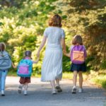 Niños yendo a la escuela.
