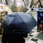 Un hombre pasea por la Rambla de Palma bajo un paraguas un día de lluvia. - EUROPA PRESS - Archivo