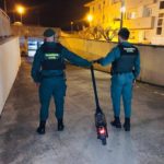 Agentes de la Guardia Civil con uno de los patinetes sustraídos. - GUARDIA CIVIL