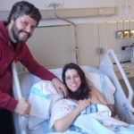 Los padres posan junto al primer bebé de 2024 en Baleares. - IBSALUT