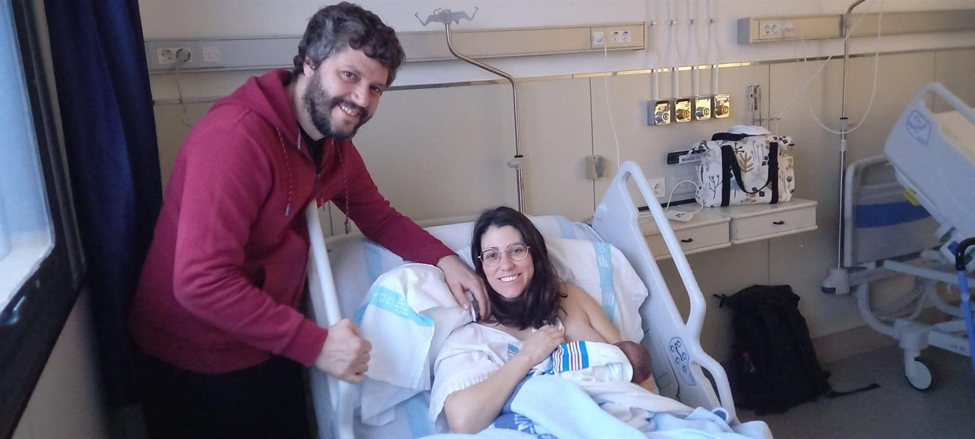 Los padres posan junto al primer bebé de 2024 en Baleares. - IBSALUT