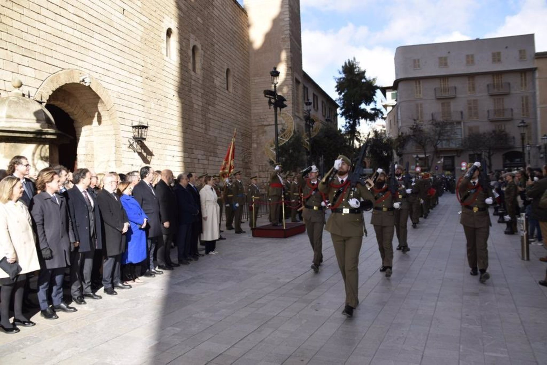 La presidenta del Govern, Marga Prohens, y el resto de las primeras Autoridades de Baleares asisten a la celebración de la 'Pascua Militar' en el Palacio de la Almudaina - CAIB