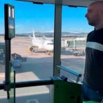 Un pasajero utiliza el sistema de reconocimiento facial voluntario de Vueling - VUELING