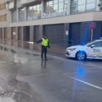 Una fuga de agua inunda un tramo de calle Manacor y obliga a cortar el tráfico mientras duren las tareas de reparación - POLICÍA LOCAL DE PALMA