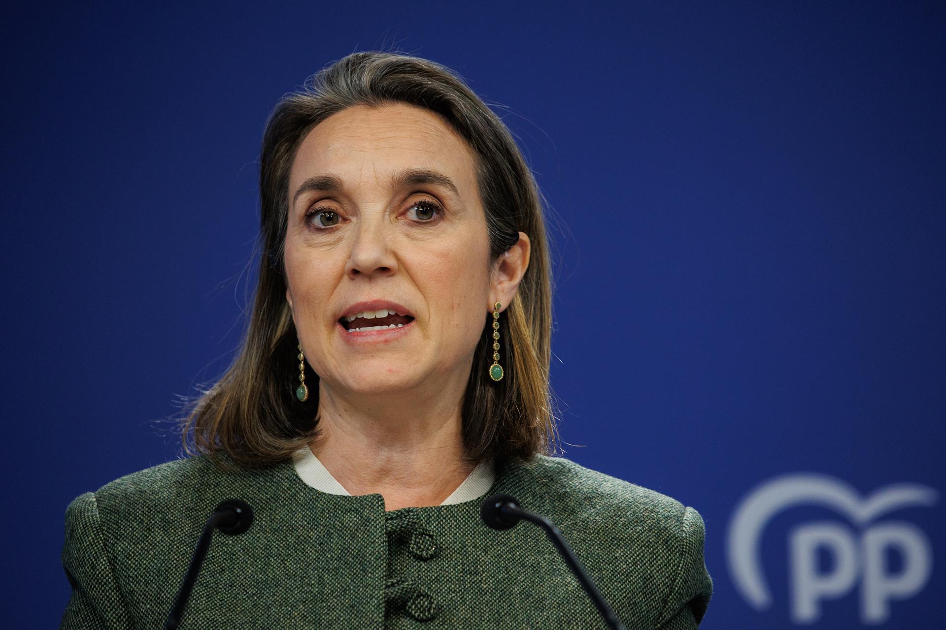 La secretaria general del PP, Cuca Gamarra, durante una rueda de prensa, tras la reunión de coordinación y seguimiento del partido por el ‘caso Ábalos’, en la sede nacional del PP, a 23 de febrero de 2024, en Madrid (España). La detención de al menos 20 p - Alejandro Martínez Vélez - Europa Press