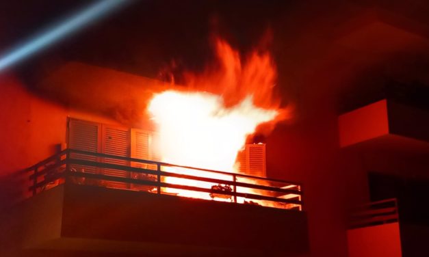 Herida leve una mujer por intoxicación de humo en un incendio en una vivienda de s’Arenal