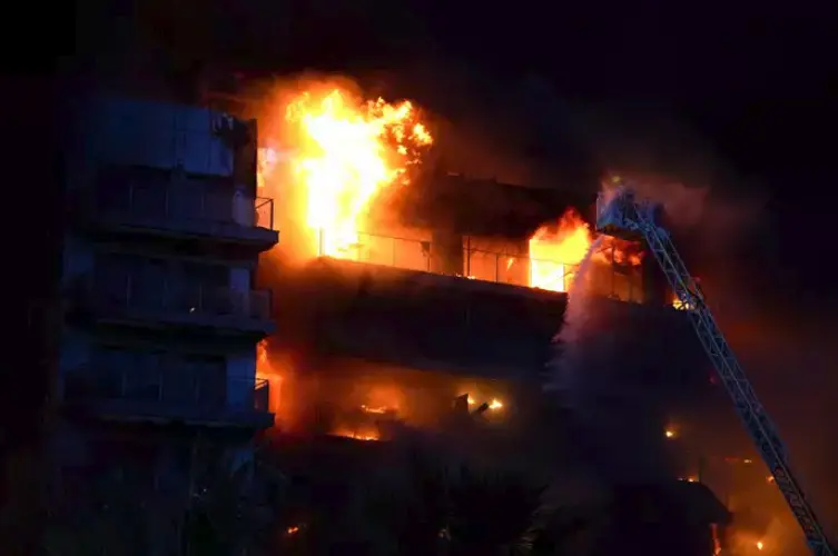 El incendio en Valencia deja cuatro fallecidos, 14 desaparecidos y 15 ...