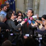 VOX NO CONFIRMA LA AUTENTICIDAD DE UNA CARTA CON ACUSACIONES A CAMPOS Durante la jornada ha trascendido un documento de seis páginas con graves acusaciones hacia el diputado nacional y exlíder de Vox en las Islas, Jorge Campos. El texto se ha enviado a varios medios de comunicación desde un correo electrónico anónimo y supuestamente habría sido remitido por De las Heras a la dirección nacional de Vox. Desde el partido, ninguna de las fuentes consultadas por Europa Press ha querido confirmar la autenticidad de este documento, si bien tampoco la desmienten. 'Diario de Mallorca' informa de que ha confirmado su veracidad. El escrito acusa a Campos y su pareja de haber dirigido el partido "como si fuese su cortijo personal", llegando a tratarlo "como algo de su propiedad". Además, señala que la formación facturó "en exceso unos 33.000 euros aproximadamente" a una productora, cuyo administrador también recibía remuneración del partido al estar contratado como asesor parlamentario. En la misiva se afirma que Campos "se endeudaba para seguir sufragando sus gastos personales viviendo a cuerpo de rey a costa del partido, y de ahí su insistencia en no perder el control" --del partido--. Por otro lado, el informe acusa a Campos de grabar conversaciones privadas con cargos nacionales de la formación, entre ellos Santiago Abascal; y también sitúa a la pareja de Campos como la instigadora de una denuncia contra la número 2 de Vox en Palma, Sandra Barceló, por una agresión a otra mujer. Barceló fue condenada a una multa y dejó el cargo de regidora el pasado diciembre.