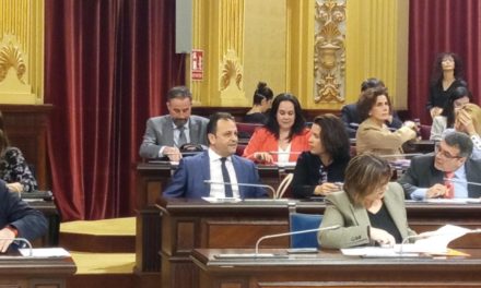 Llorenç Córdoba vuelve a ocupar un escaño junto a los diputados del PP