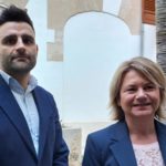 La portavoz del PP en el Consell, Núria Riera, junto a otro miembro del grupo popular en la institución insular, en rueda de prensa - EUROPA PRESS