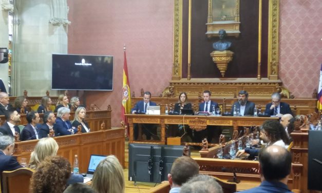 Fuster pide «decoro» a De Juan tras llamarle «asqueroso» en un tenso pleno en el Consell de Mallorca
