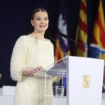 La presidenta del Govern, Marga Prohens, pronuncia el discurso de clausura del acto de entrega de los premios Ramon Llull y la Medalla de Oro. - ISAAC BUJ/EUROPA PRESS