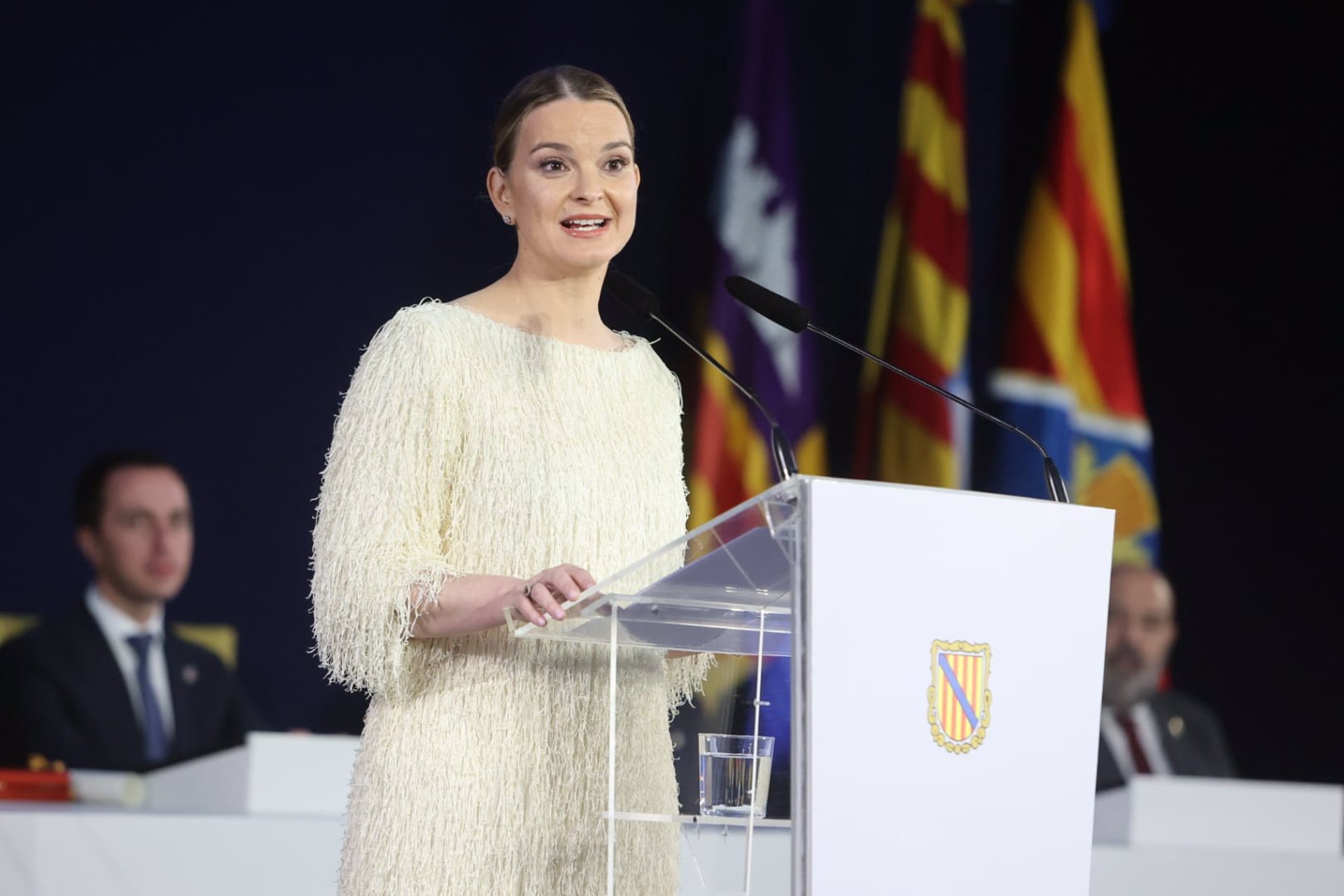 La presidenta del Govern, Marga Prohens, pronuncia el discurso de clausura del acto de entrega de los premios Ramon Llull y la Medalla de Oro. - ISAAC BUJ/EUROPA PRESS