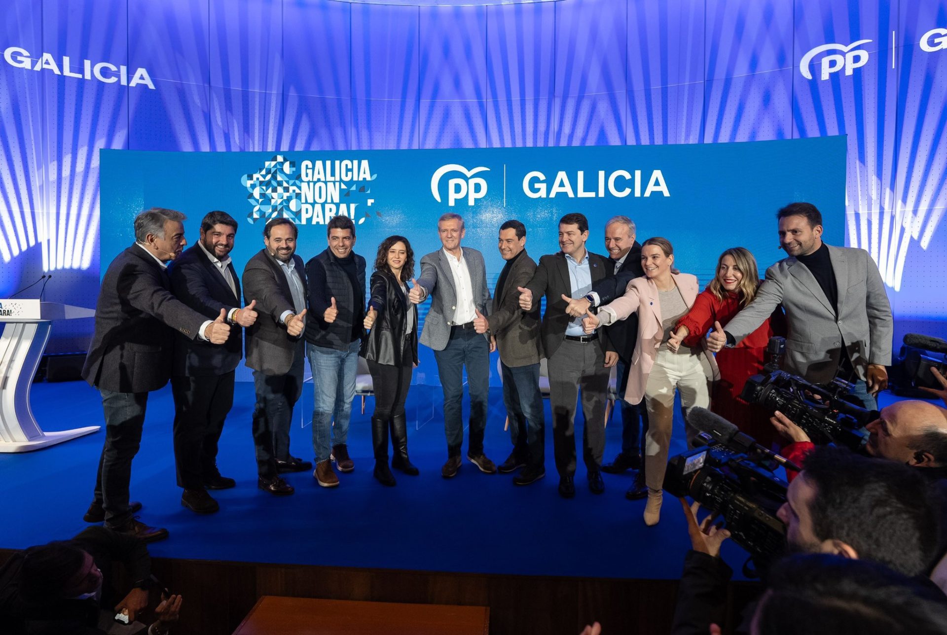 El líder del PP nacional Alberto Núñez Feijóo, junto a Rueda, Prohens y otros presidentes autonómicos del PP.