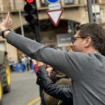 El portavoz parlamentario del PP, Sebastià Sagreras, saluda a los manifestantes.