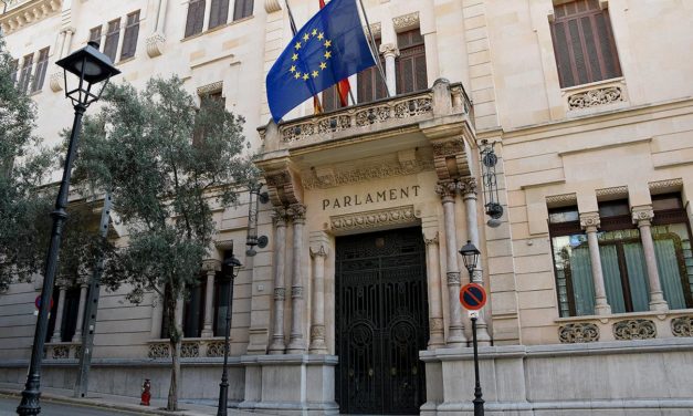 Parlament pide desarrollar un plan de mantenimiento del catalán con el voto en contra de Vox