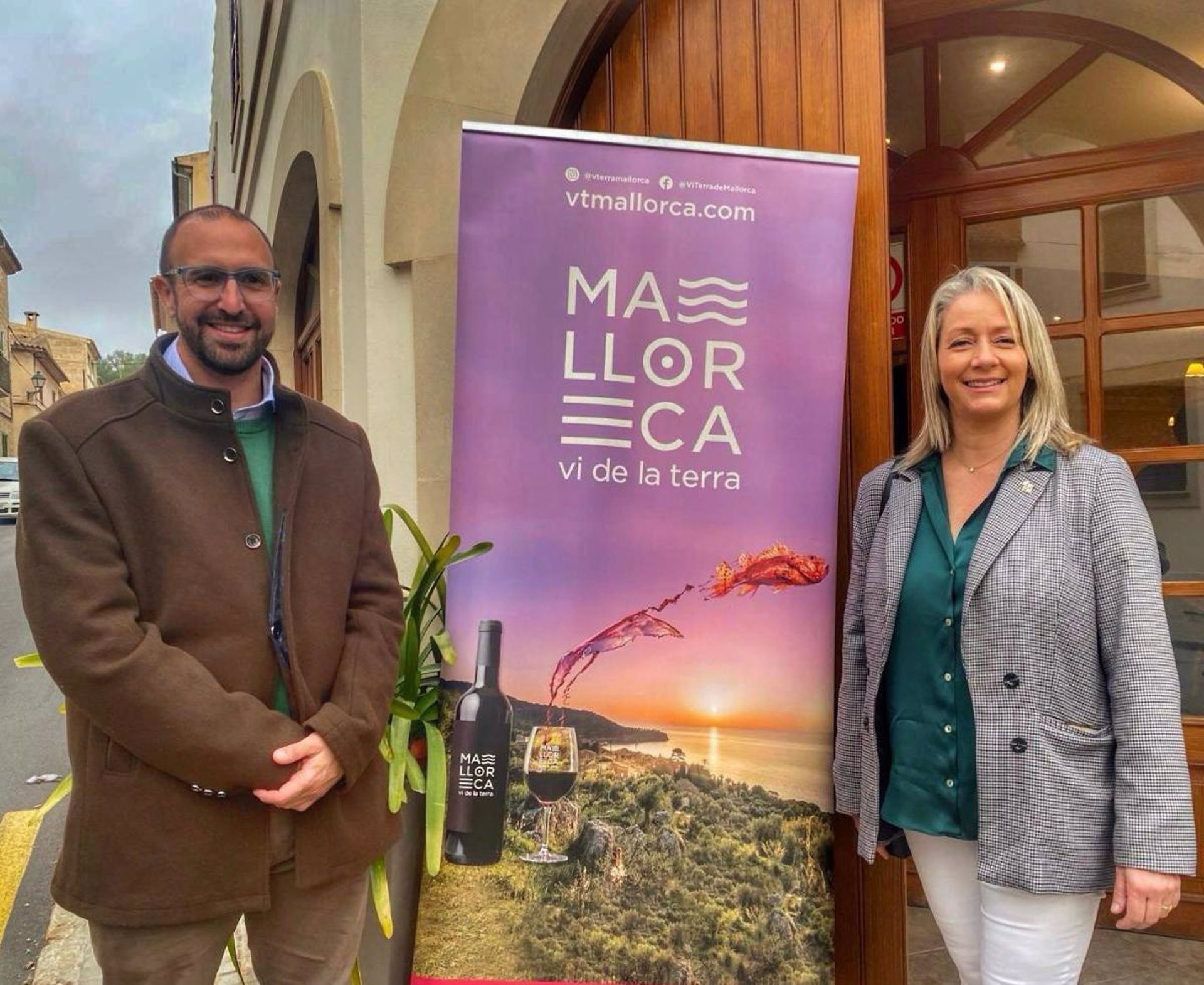 El director insular de Promoción Económica y Producto de Mallorca, Álvaro Roca, y la consellera de Promoción Económica y Desarrollo Local, Pilar Amate, durante la presentación de la campaña vitivinícola que irá a la feria ProWein 2024. - CONSELL DE MALLORCA