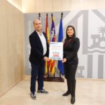 El director general de Economía y Comercio del Ayuntamiento de Palma, Toni Fuster, junto a la concejala de Economía y Comercio, Lupe Ferrer, durante la presentación de la nueva línea de subvenciones al pequeño comercio en Palma. - EUROPA PRESS