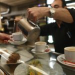 Trabajador sirviendo un café.