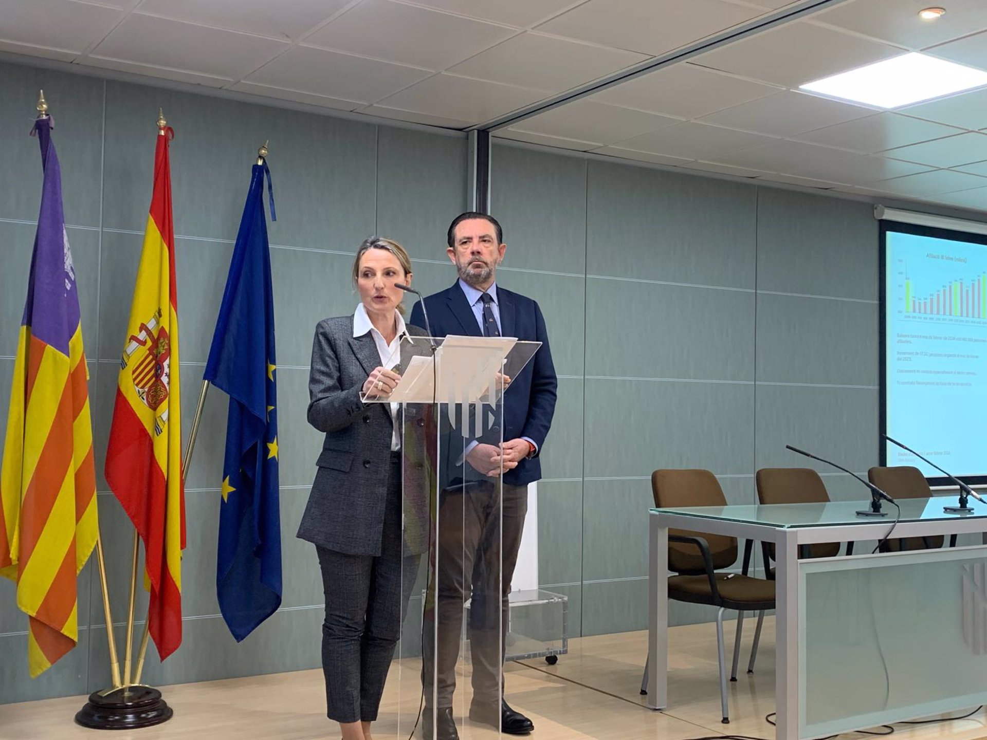 El conseller de Empresa, Ocupación y Energía, Alejandro Sáenz de San Pedro, y la directora general de Empleo, Catalina Cabrer. - EUROPA PRESS