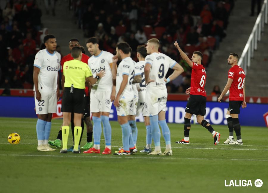Copete celebra el gol ante las protestas de los jugadores del Girona.