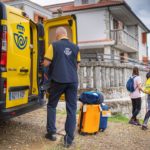 Un cartero de Correos del servicio de transporte de mochilas para peregrinos - CORREOS - Archivo