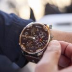 Un hombre adelanta el reloj, a 25 de marzo de 2023, en Madrid (España). - Jesús Hellín - Europa Press - Archivo