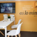 Vista interior de un autobús informativo del Ingreso Mínimo Vital, en la sede del Ministerio, a 17 de octubre de 2022, en Madrid (España). El autobús recorrerá toda España con anuncios publicitarios sobre el Ingreso Mínimo Vital. Junto al autobú - Marta Fernández Jara - Europa Press - Archivo
