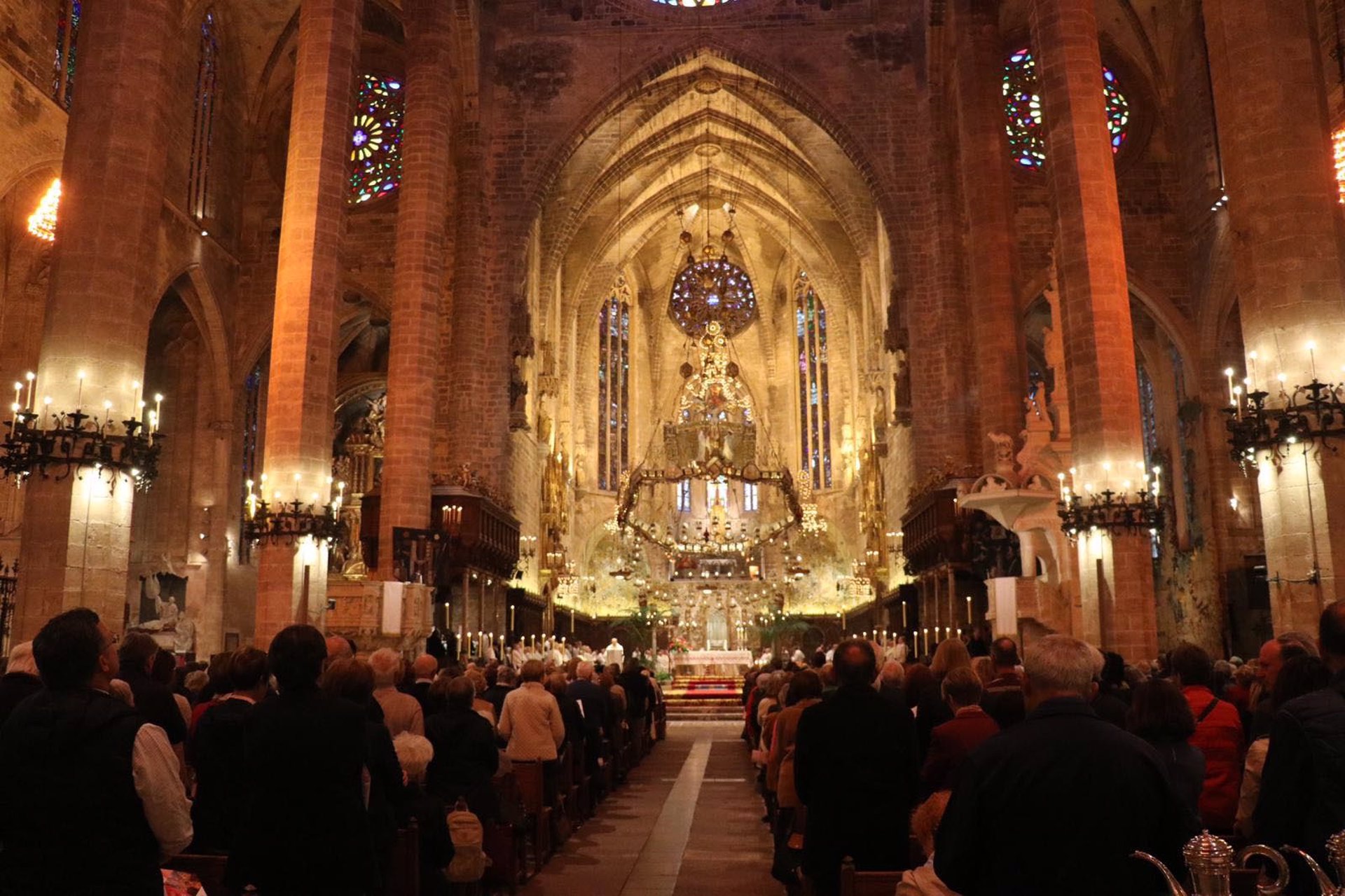 El interior de la Catedral durante una de las celebraciones de Semana Santa - BISBAT DE MALLORCA - Archivo