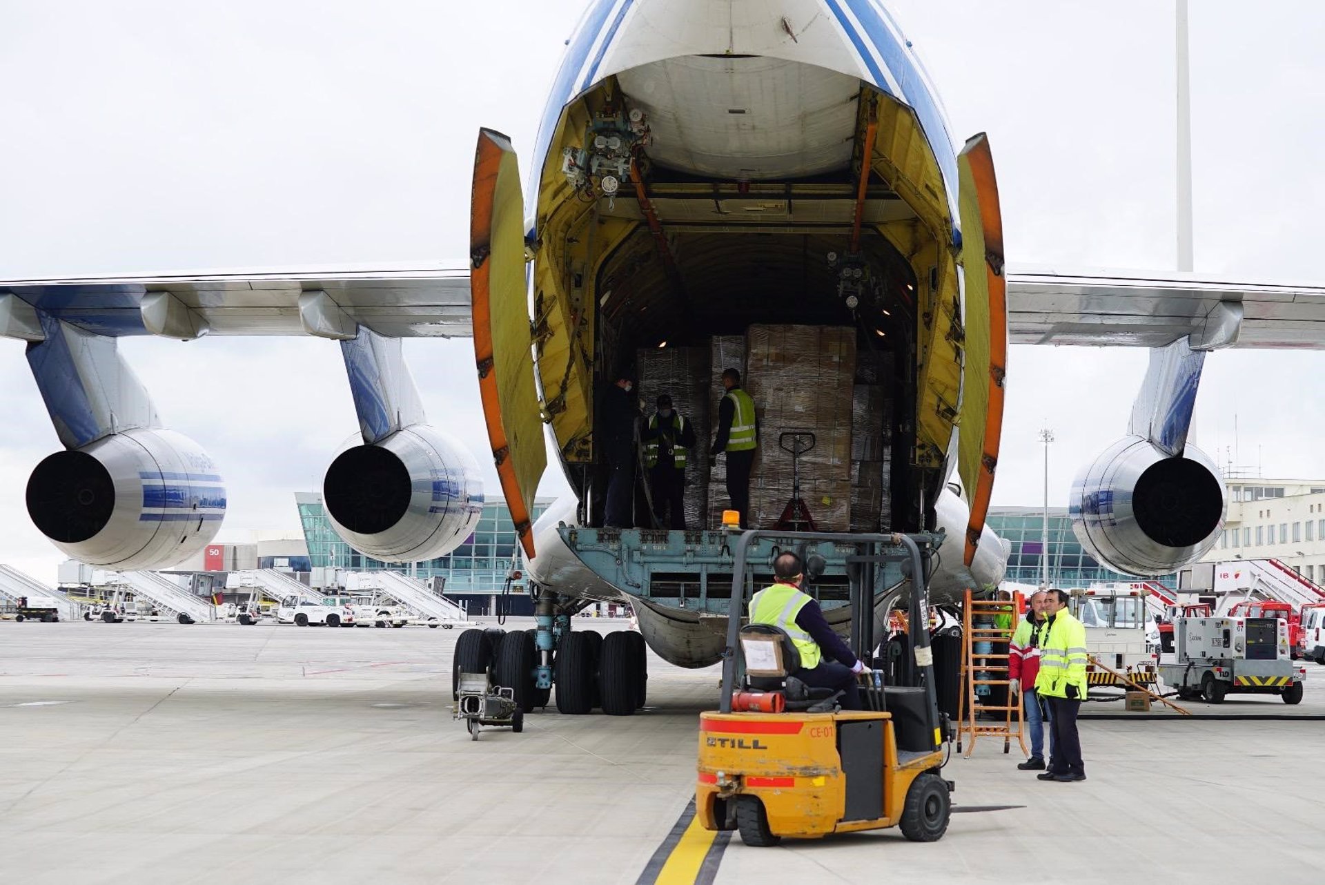 Llegada de un cargamento con material sanitario al aeropuerto de Son Sant Joan. - CAIB - Archivo