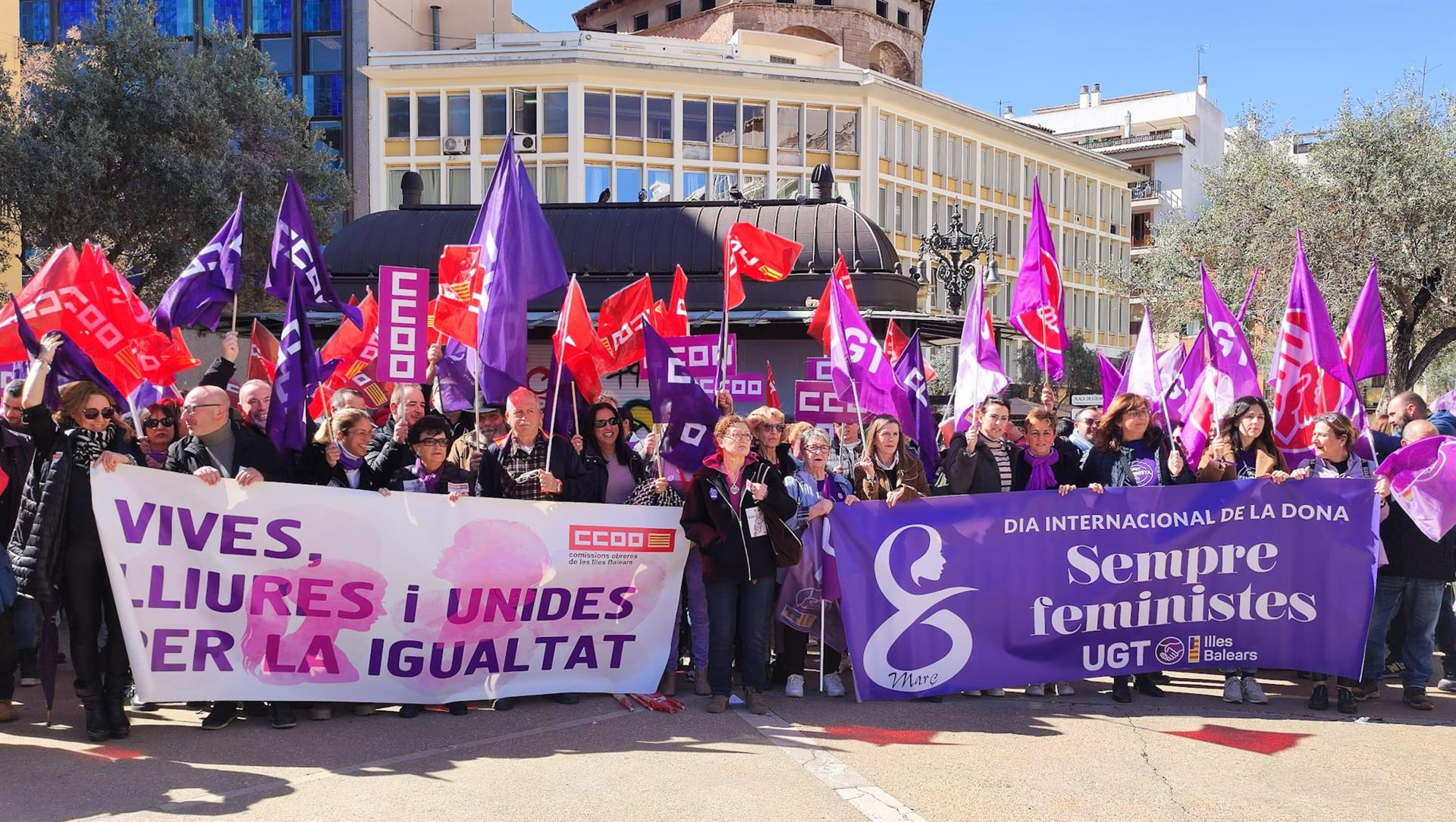 Los sindicatos UGT y CCOO se concentran en la plaza Olivar, en Palma, para reivindicar mejoras laborales por el Día de la Mujer. - EUROPA PRESS