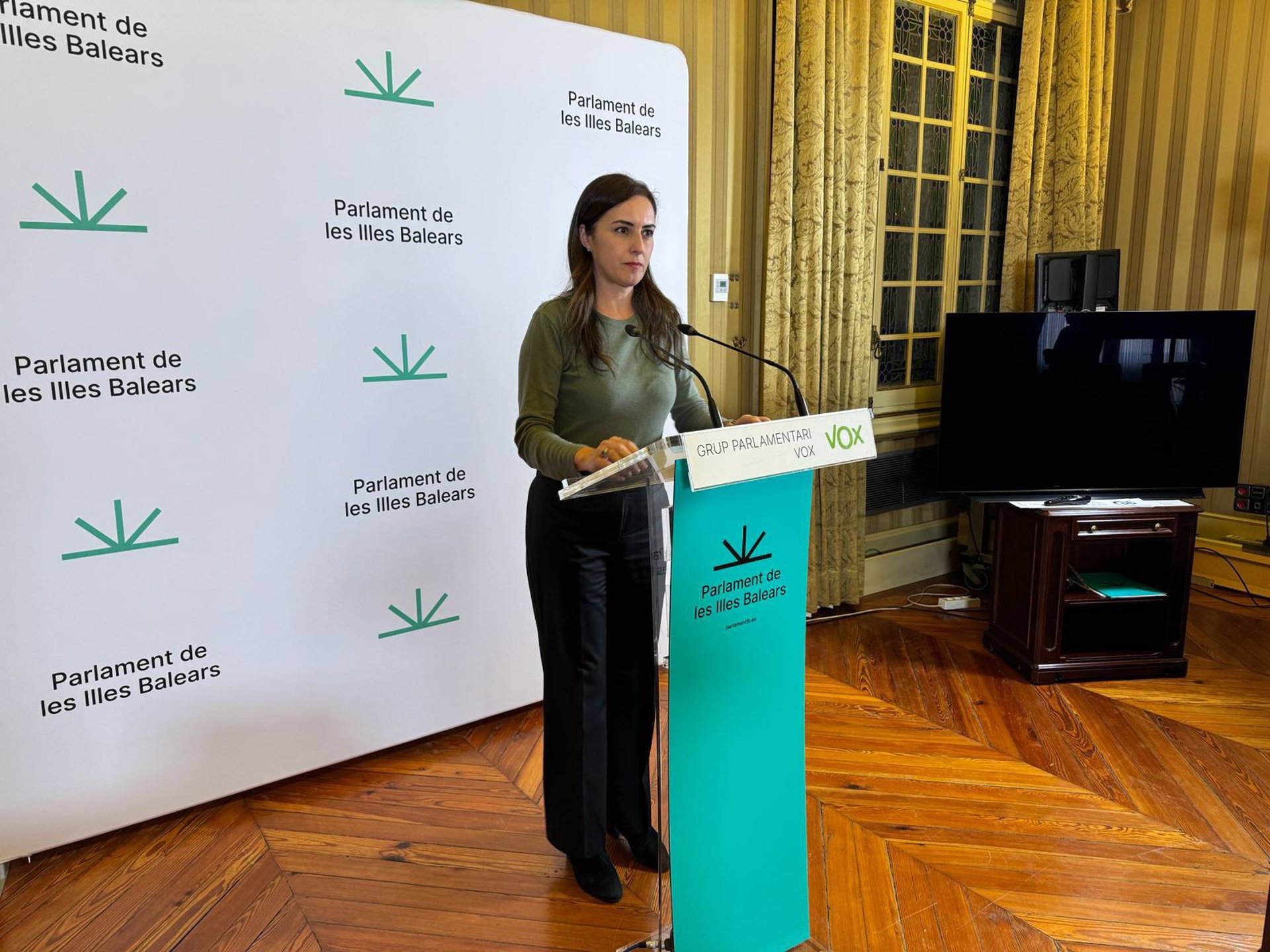 La portavoz de Vox en el Parlament, Idoia Ribas, en declaraciones a los medios. - EUROPA PRESS