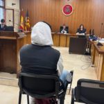 El profesor acusado de manosear el pecho a una alumna en un colegio de Palma, sentado para el juicio en la Audiencia.