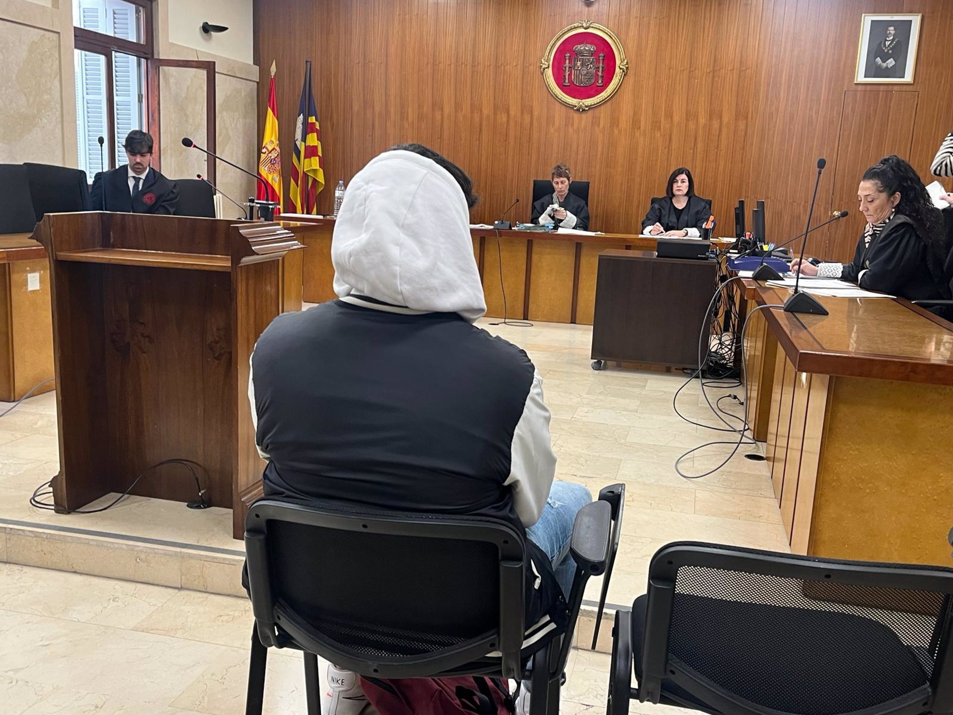 El profesor acusado de manosear el pecho a una alumna en un colegio de Palma, sentado para el juicio en la Audiencia.