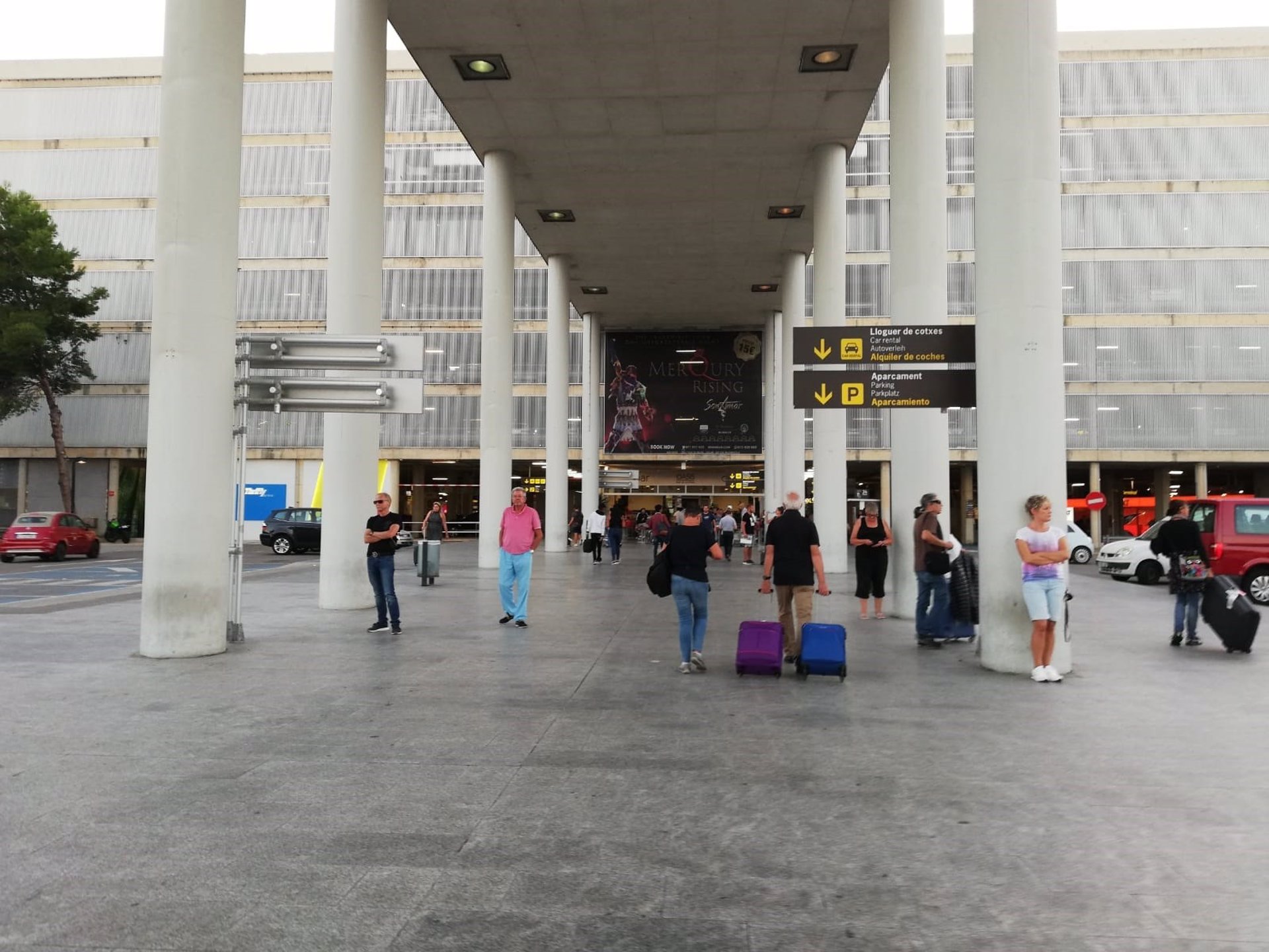 Turistas en la terminal de llegadas en el aeropuerto de Palma. Archivo. - EUROPA PRESS - Archivo