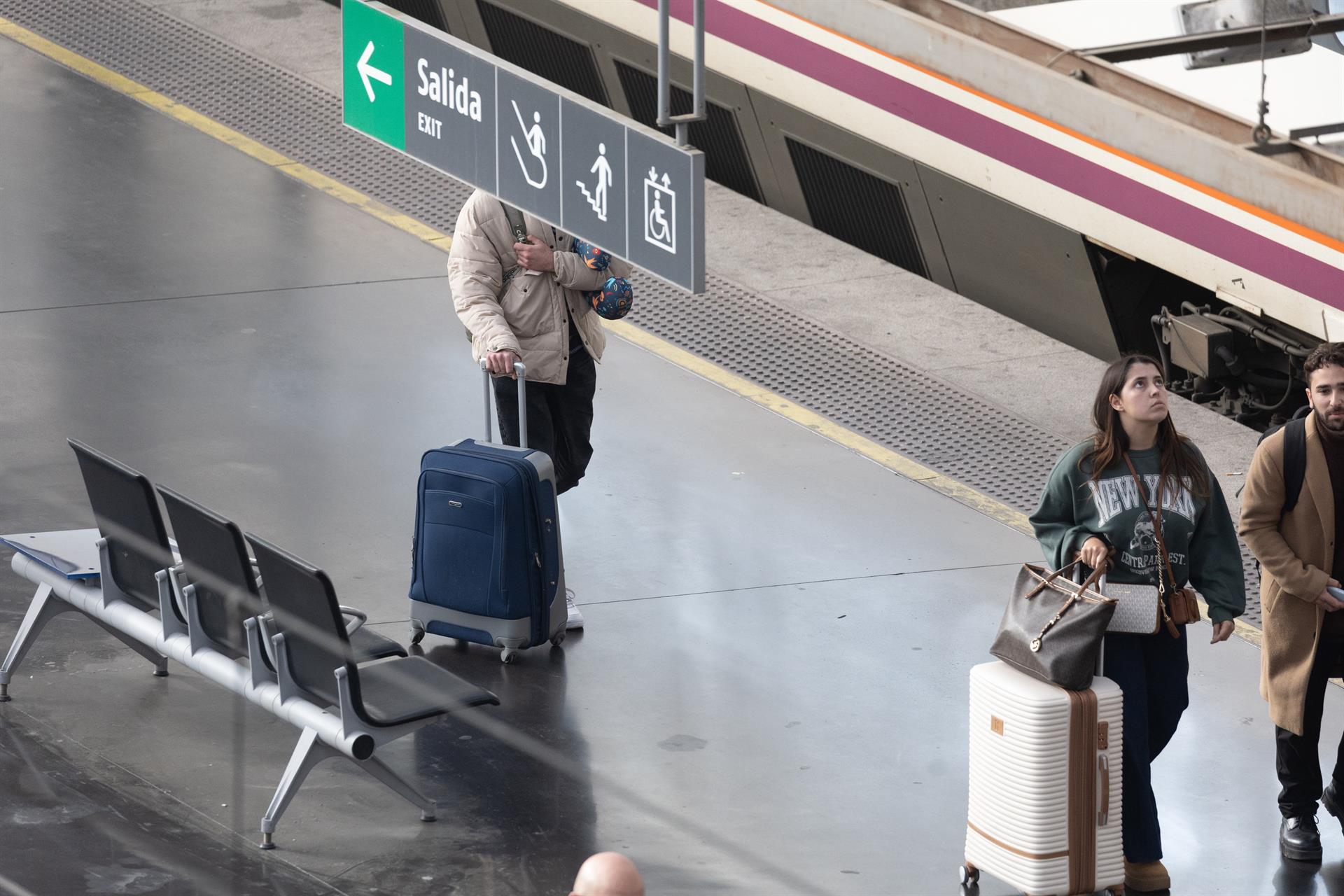 Varias personas caminan con maletas en uno de los andenes de la estación de Atocha, a 22 de marzo de 2024, en Madrid (España). - Eduardo Parra - Europa Press