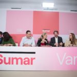 El diputado de Sumar en el Congreso, Iñigo Errejón (1i), la vicepresidenta del Gobierno y líder de Sumar, Yolanda Díaz (4d), y el ministro de Cultura, Ernest Urtasun (3d), durante su intervención al inicio de la reunión del Grupo Promotor de Sum - Jesús Hellín - Europa Press - Archivo