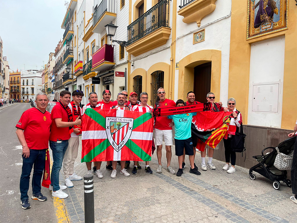 Aficionados del RCD Mallorca y del Athletic en las calles de Sevilla.