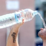 Un joven bebe agua para combatir una ola de calor. - Ricardo Rubio - Europa Press - Archivo