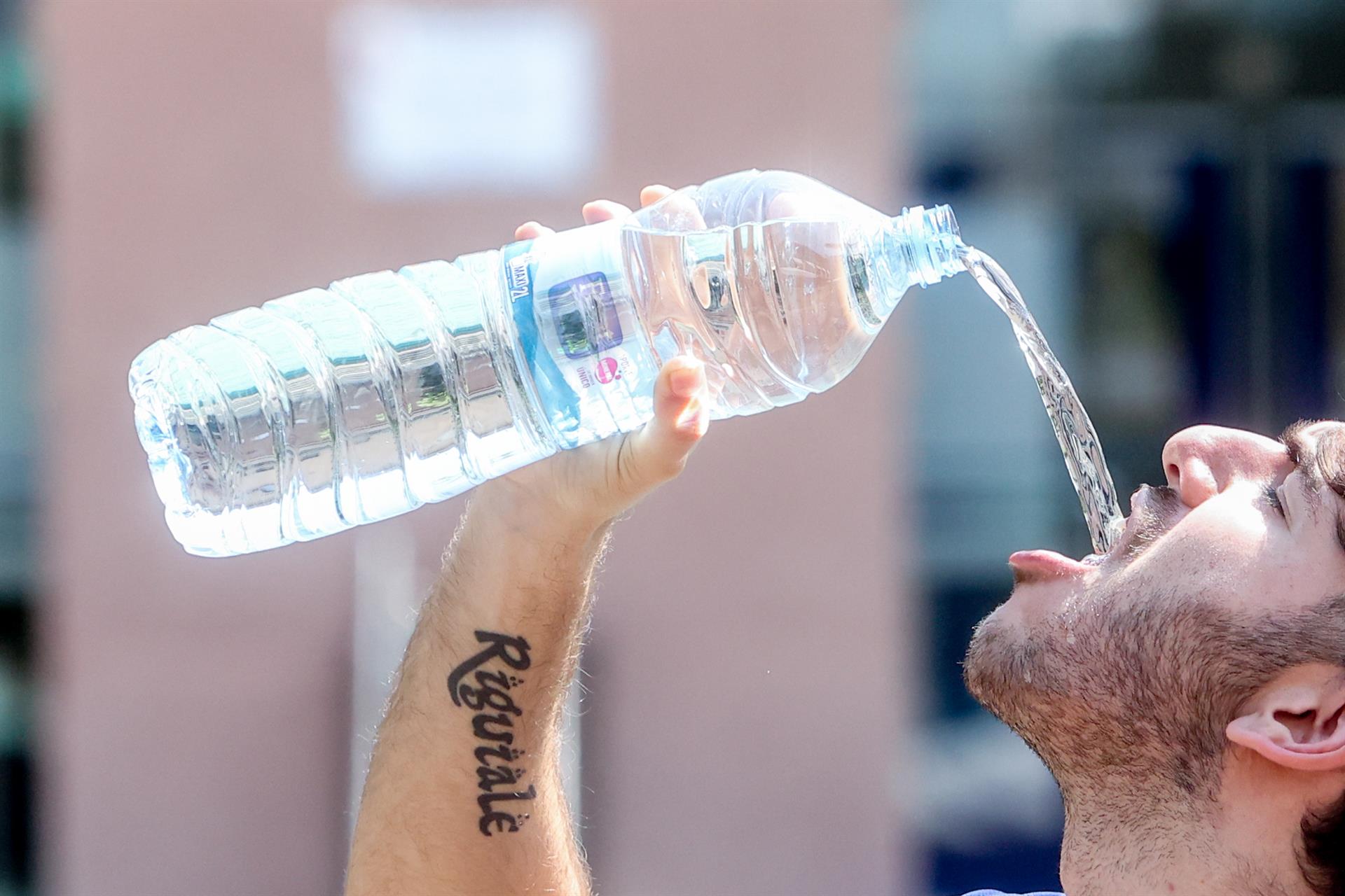 Un joven bebe agua para combatir una ola de calor. - Ricardo Rubio - Europa Press - Archivo