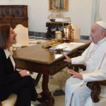 La presidenta del Congreso, Francina Armengol, durante su audiencia con el Papa Francisco en el Vaticano. - CONGRESO
