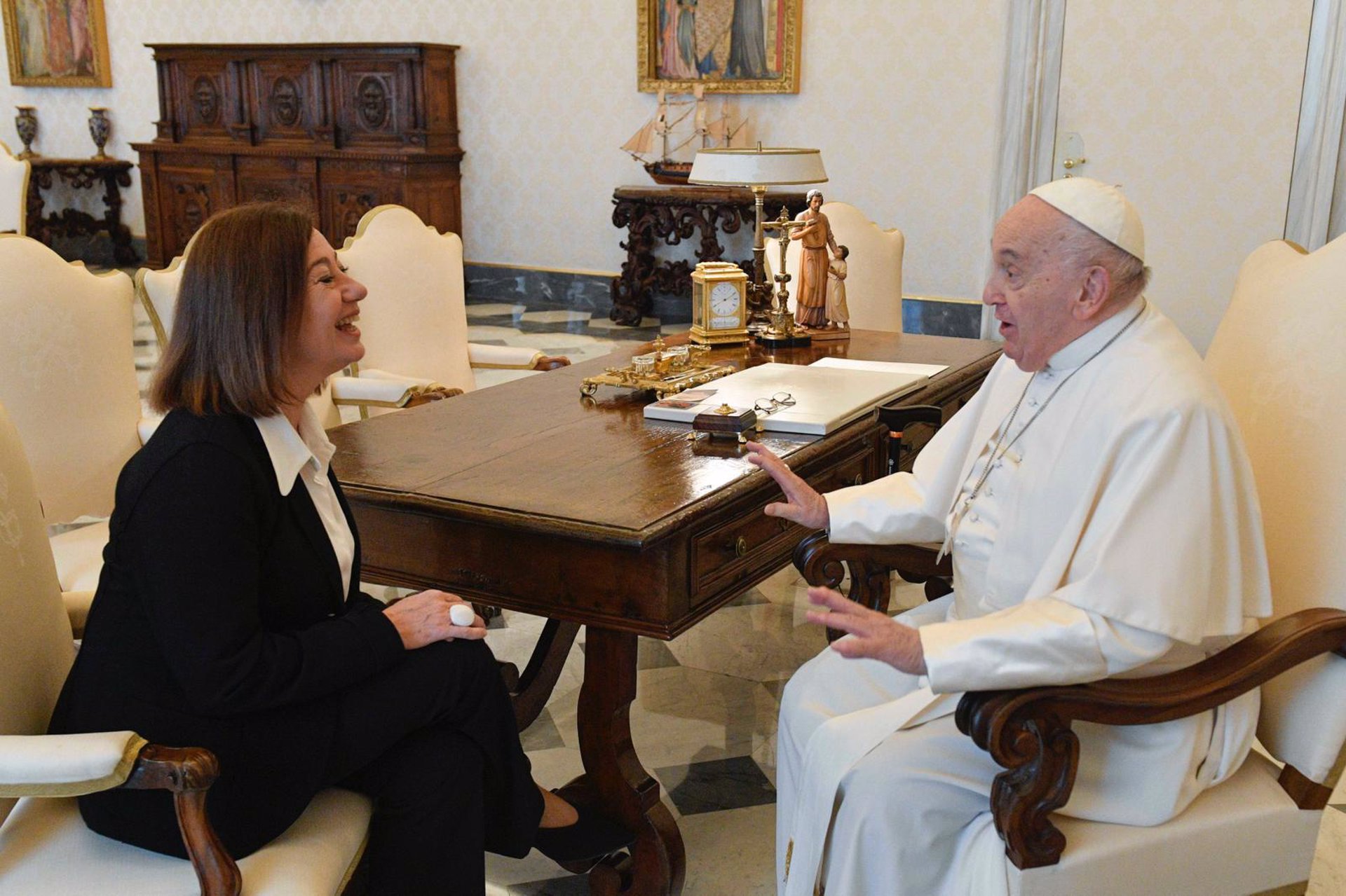 La presidenta del Congreso, Francina Armengol, durante su audiencia con el Papa Francisco en el Vaticano. - CONGRESO