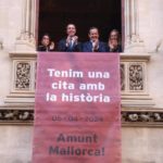 El presidente del Consell de Mallorca, Llorenç Galmés, junto al conseller de Presidencia, Antoni Fuster, cuando este viernes han colgado las banderolas en apoyo al RDC Mallorca con motivo de la final de la Copa del Rey. - CONSELL DE MALLORCA