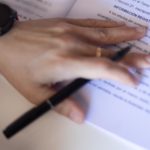 Una mujer con un bolígrafo, señala una escritura de compraventa de una hipoteca. - Eduardo Parra - Europa Press - Archivo