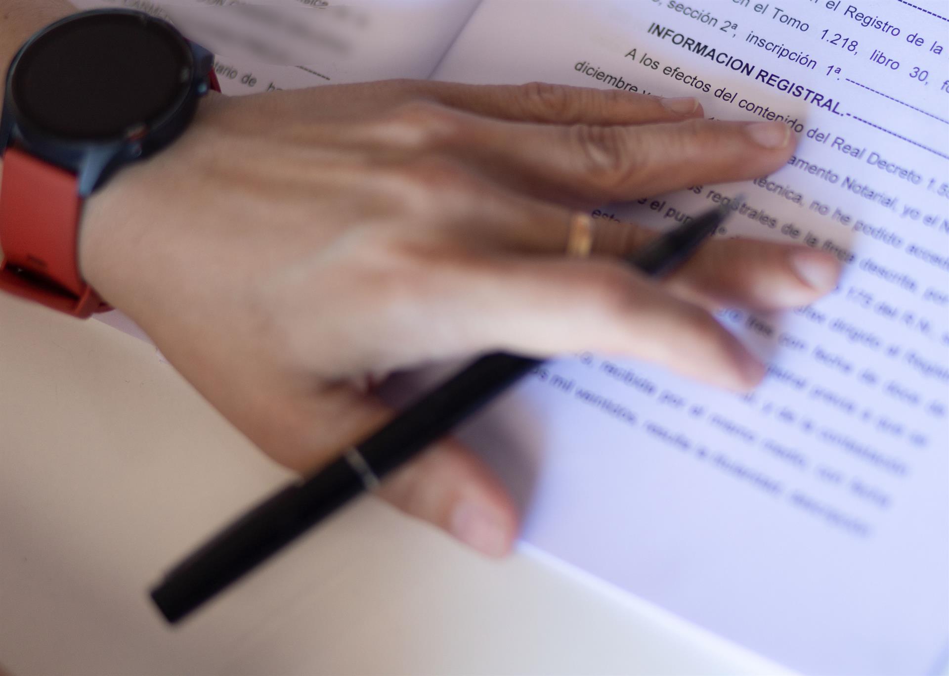 Una mujer con un bolígrafo, señala una escritura de compraventa de una hipoteca. - Eduardo Parra - Europa Press - Archivo