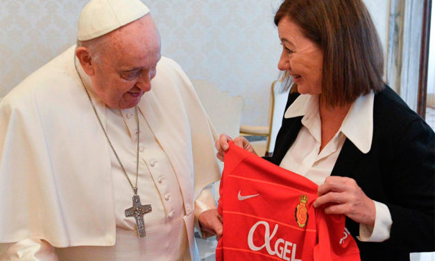 El Papa Francisco recibe este sábado la camiseta del RCD Mallorca… ¿rezará por la victoria del equipo bermellón?