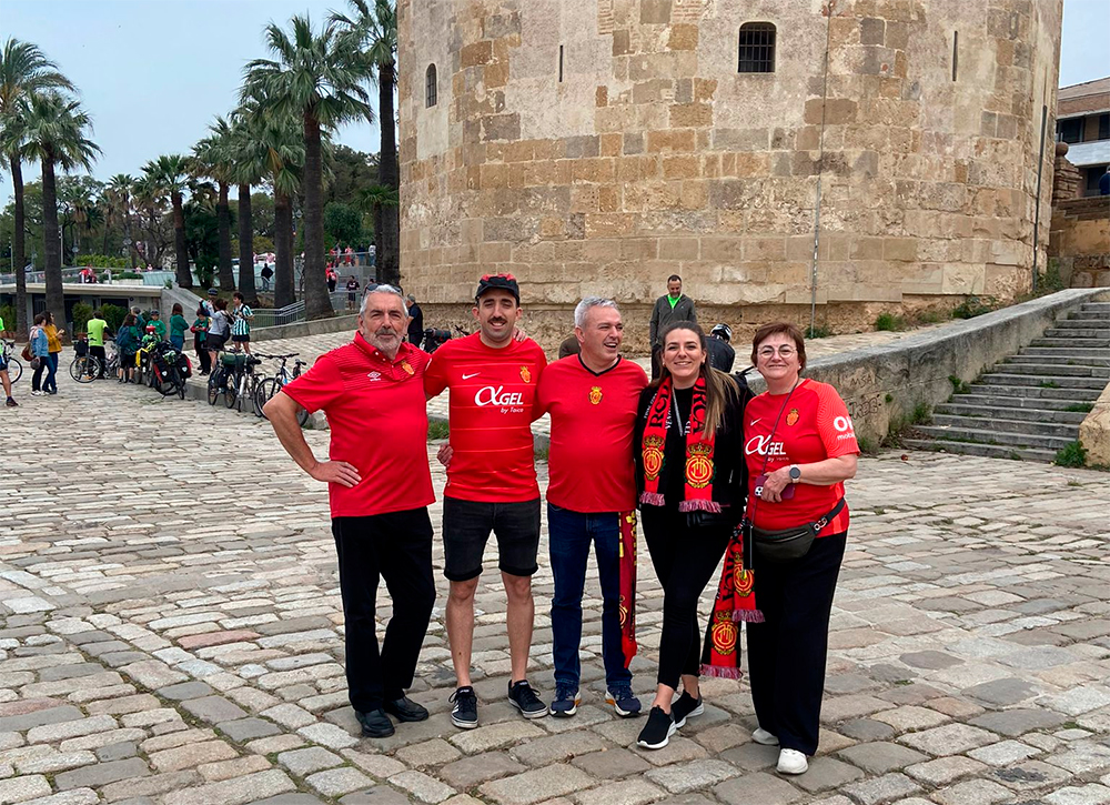 Un ilustre grupo de aficionados del RCD Mallorca frente a la Torre del Oro, en Sevilla.