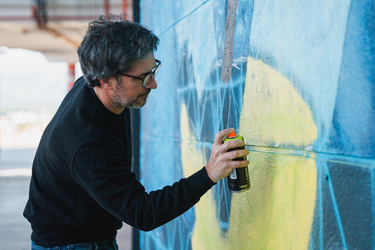 René Mäkela es el encargado de realizar nueve grafitis en diferentes zonas del Estadi Mallorca Son Moix.