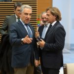 El diputado del PP Elías Bendodo (2i) y el diputado de VOX Jorge Campos (1d) conversan durante la constitución de la Comisión de Investigación sobre los contratos en pandemia. - Eduardo Parra - Europa Press