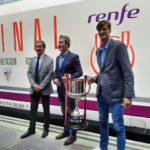 Un directivo de Renfe junto a Rafa Alkorta, exjugador del Athletic Club, y Leo Franco, exjugador del RCD Mallorca, posando junto al trofeo de la Copa del Rey. - RENFE